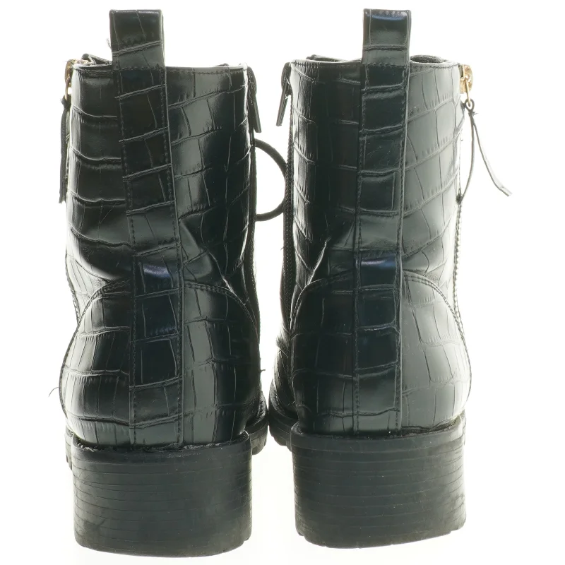 Støvler i krokodilleskinds look fra Anna Field (str. 39 )