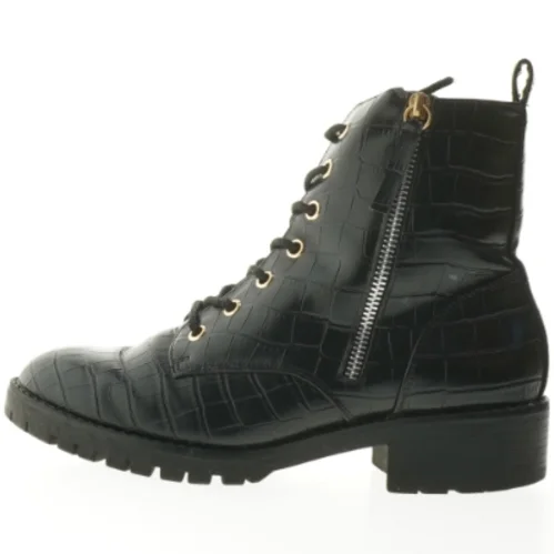 Støvler i krokodilleskinds look fra Anna Field (str. 39 )