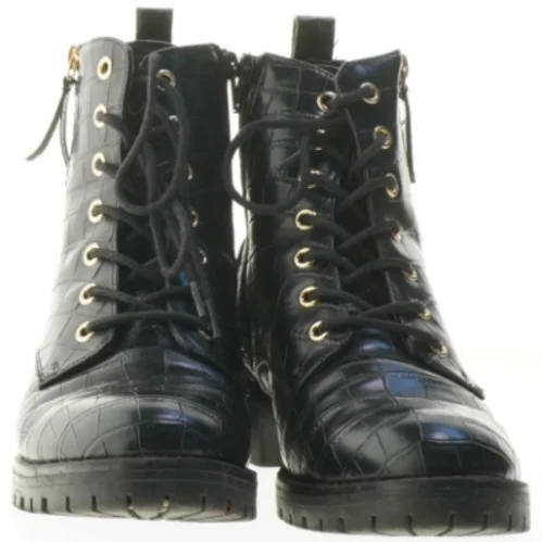 Støvler i krokodilleskinds look fra Anna Field (str. 39 )