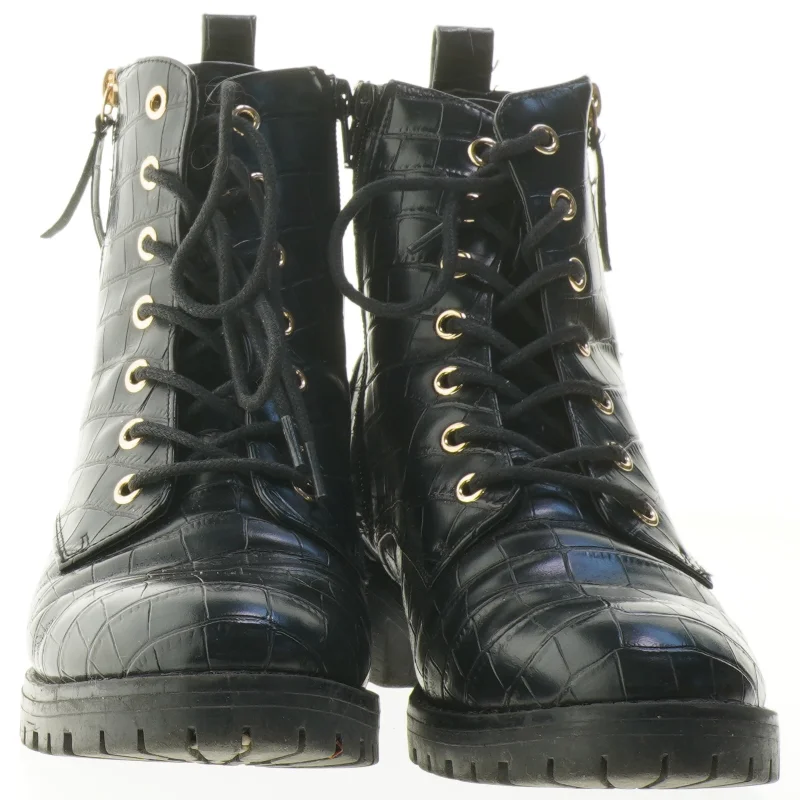 Støvler i krokodilleskinds look fra Anna Field (str. 39 )