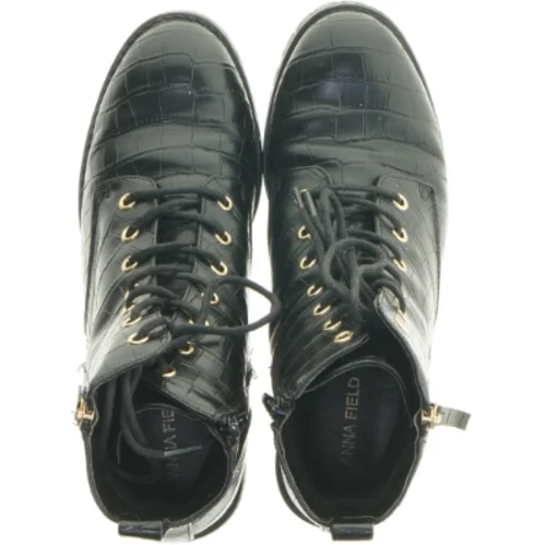 Støvler i krokodilleskinds look fra Anna Field (str. 39 )