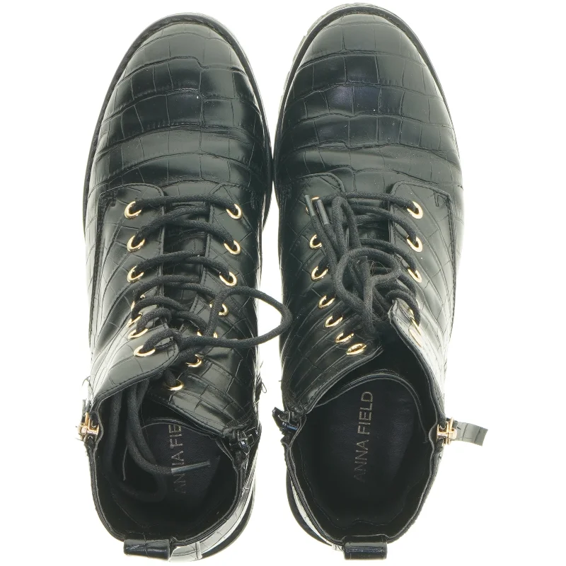 Støvler i krokodilleskinds look fra Anna Field (str. 39 )