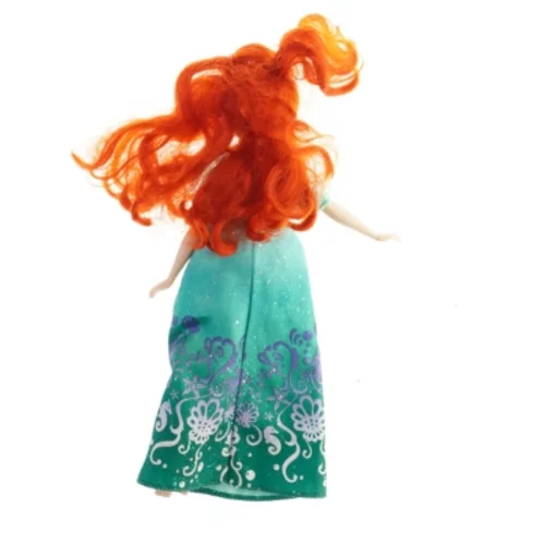 Dukke med rødt hår og grøn kjole (str. 28 cm)