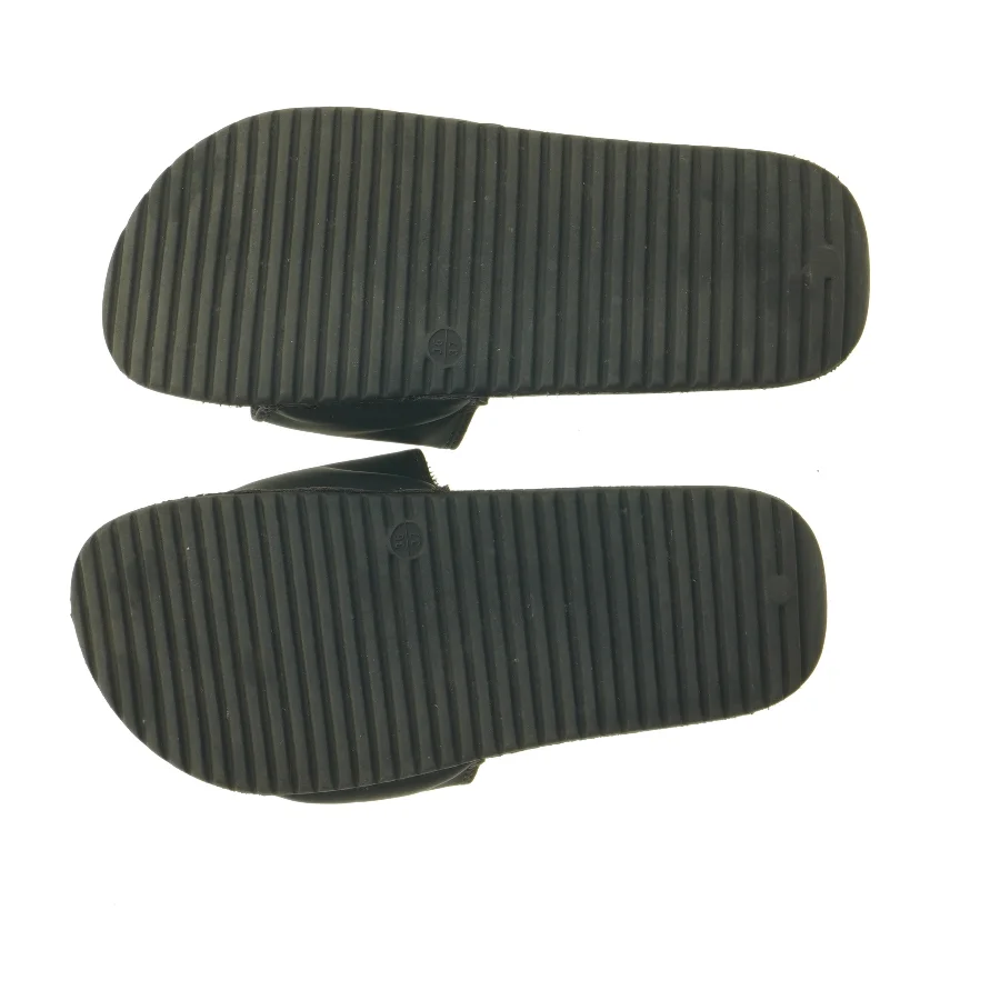 NASA slippers fra H&M (str. 36-37)
