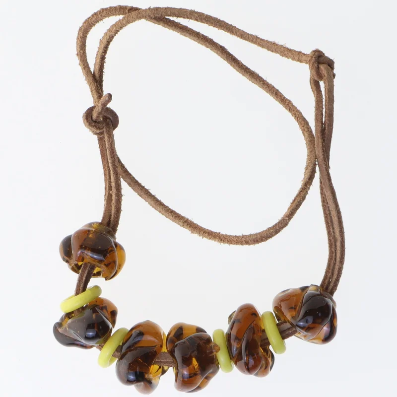 Halskæde med glasperler (str. 60 cm)