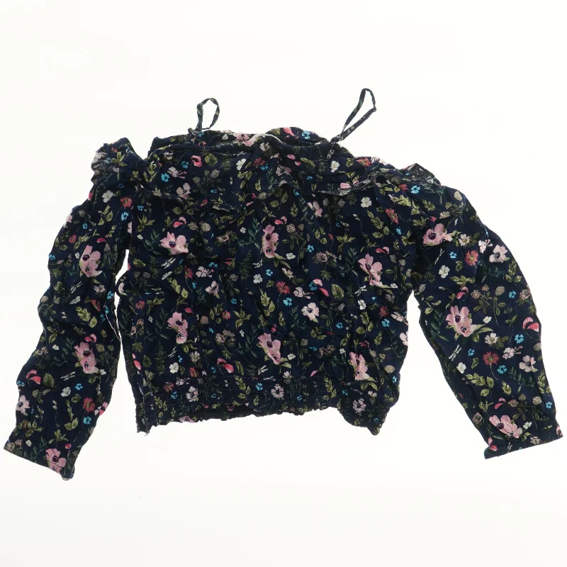 Bluse med blomsterprint fra H&M (str. 152)