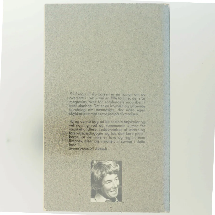 En fredag til fru Larsen af Martha Christensen (Bog) fra Fremad