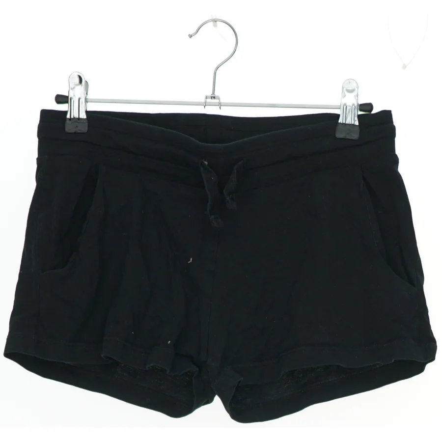 Sort shorts med snøre fra H&M (str. 158)