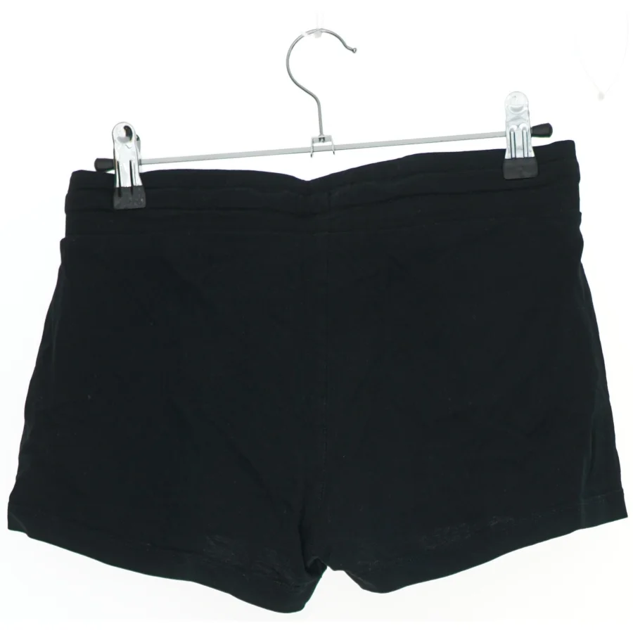 Sort shorts med snøre fra H&M (str. 158)