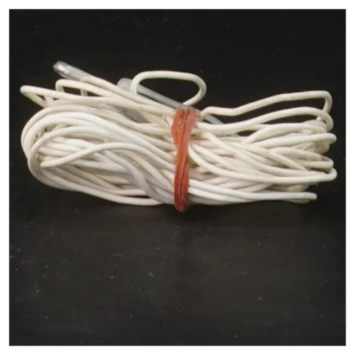 Lang hvid ledning med stik