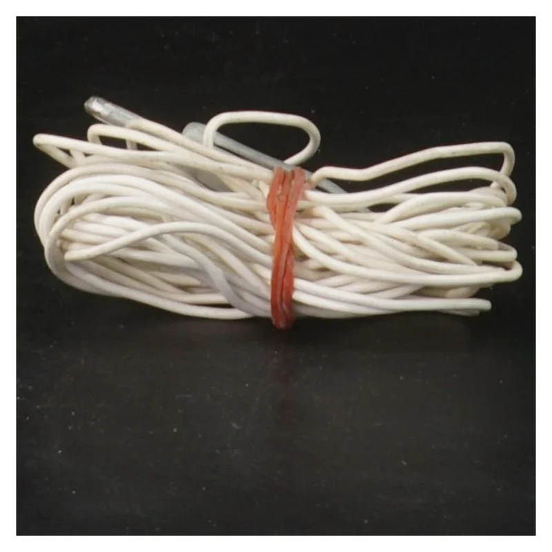 Lang hvid ledning med stik
