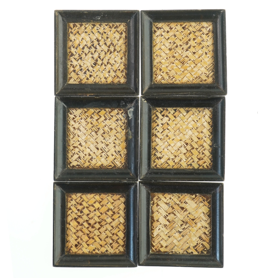 Sæt med seks fletdekorerede bordskånere (str. 10x10 cm)