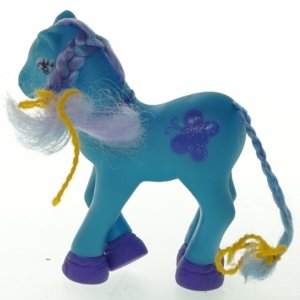 Blå legetøjshest med fletninger (str. 13x15 cm)