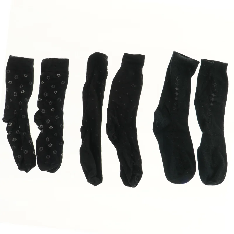 Sæt af sorte sokker (str. ca. 34 cm)