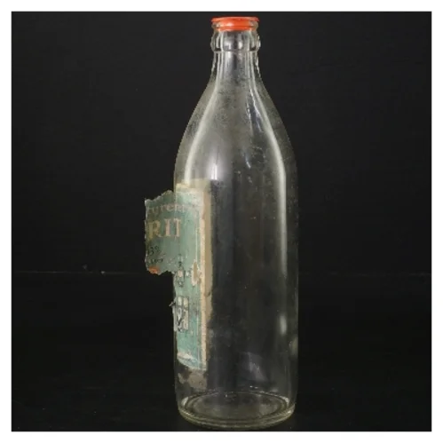 Gammel flaske med etiket (str. 22x6 cm)