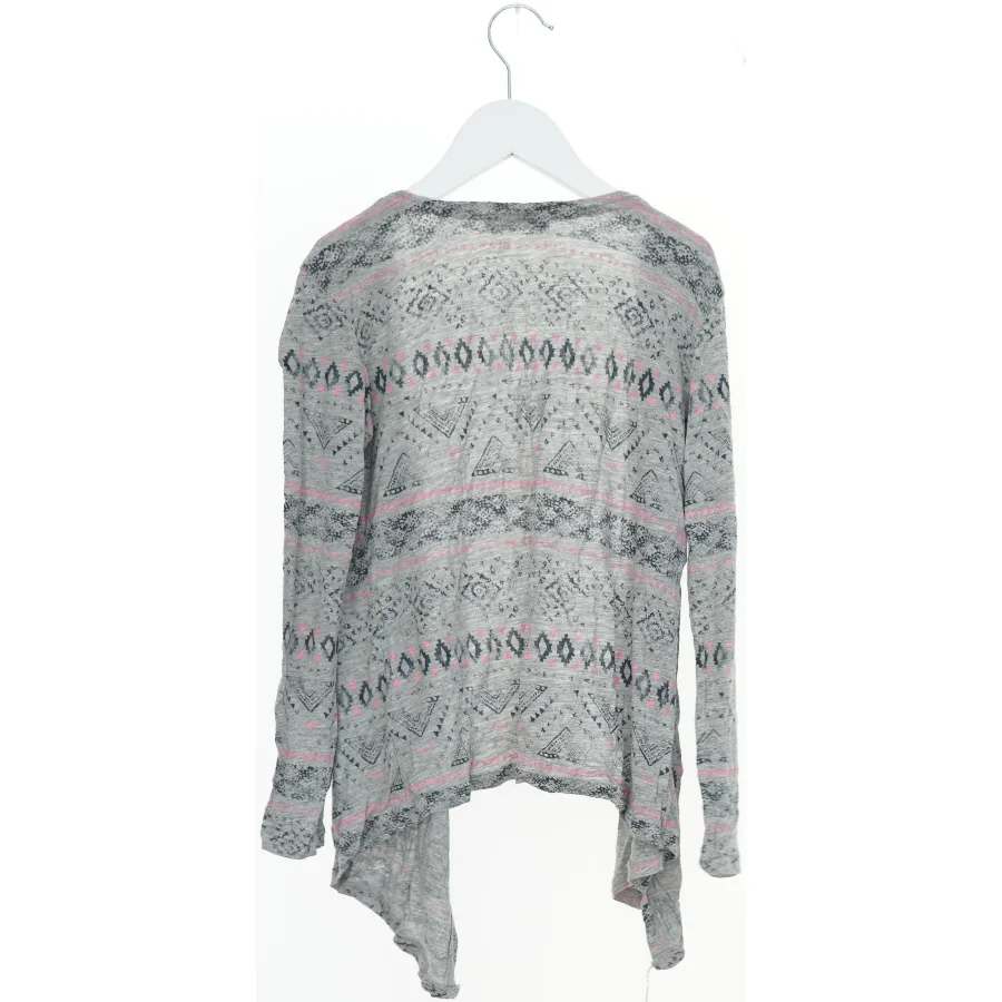 Grå cardigan med mønster fra H&M (str. 140)