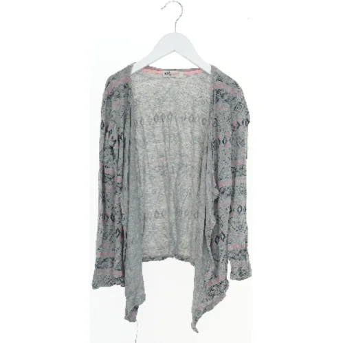 Grå cardigan med mønster fra H&M (str. 140)