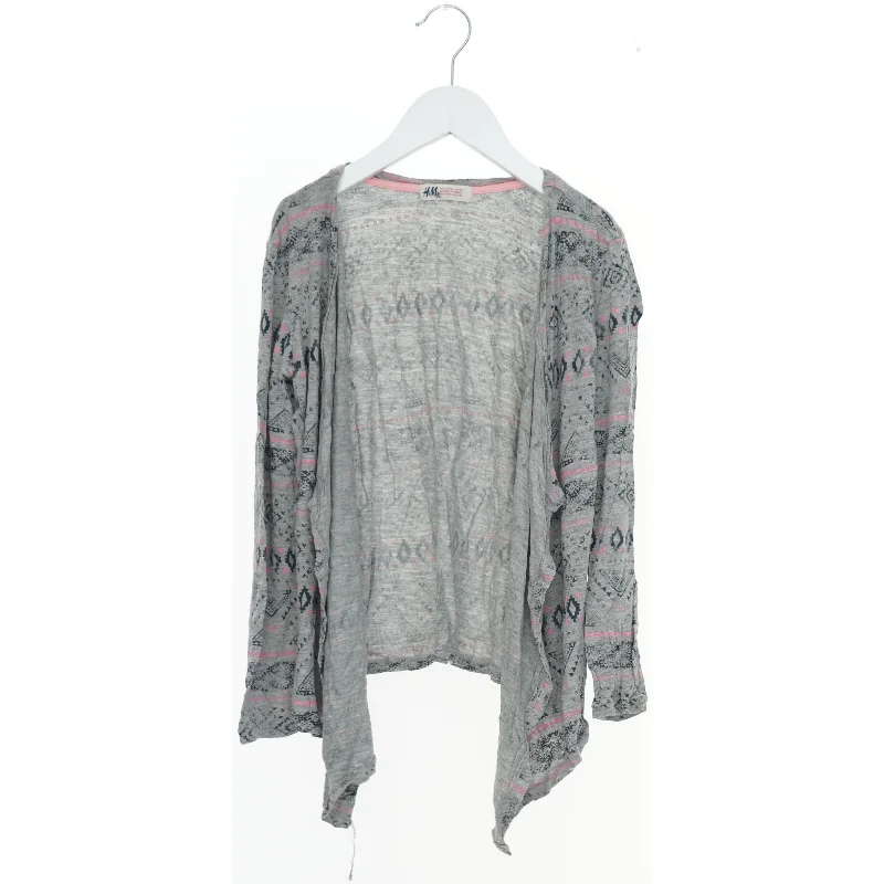 Grå cardigan med mønster fra H&M (str. 140)