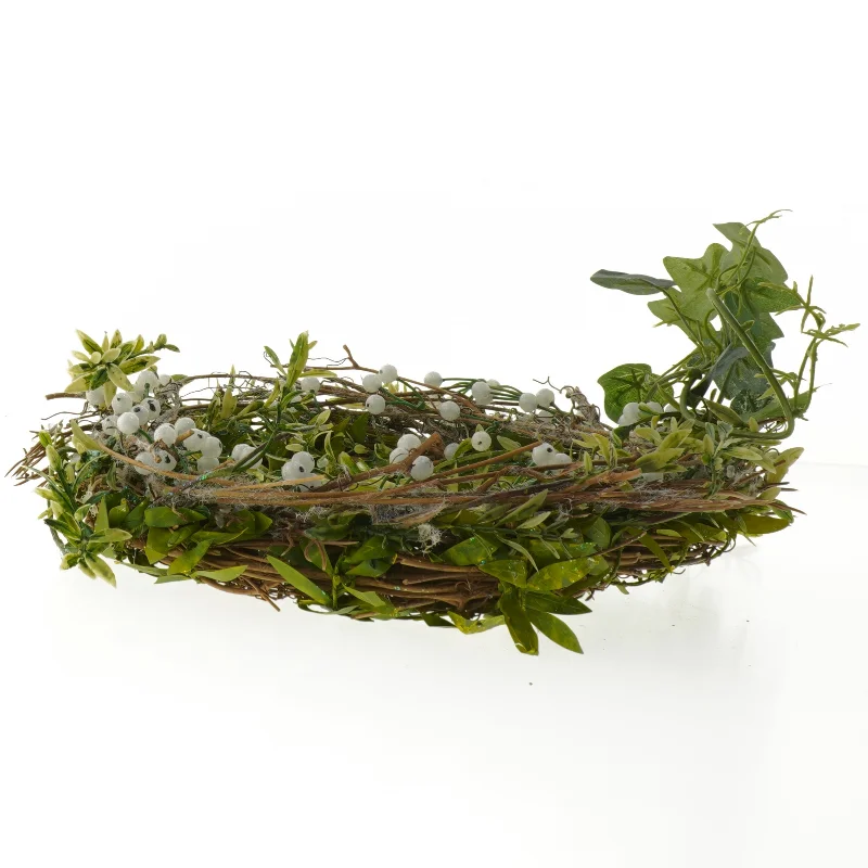 Dekorativ krans med hvide bær (str. Ø 23 cm)