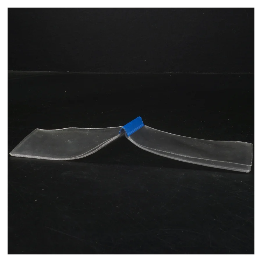 Transparent plastpose med blå kant (str. 13,5x8,5 cm)
