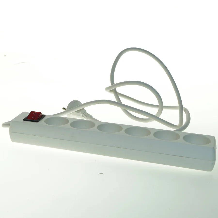 Hvid stikdåse med 6 udtag og tænd/sluk-knap fra IKEA (str. 160 cm)