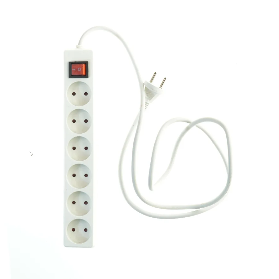 Hvid stikdåse med 6 udtag og tænd/sluk-knap fra IKEA (str. 160 cm)