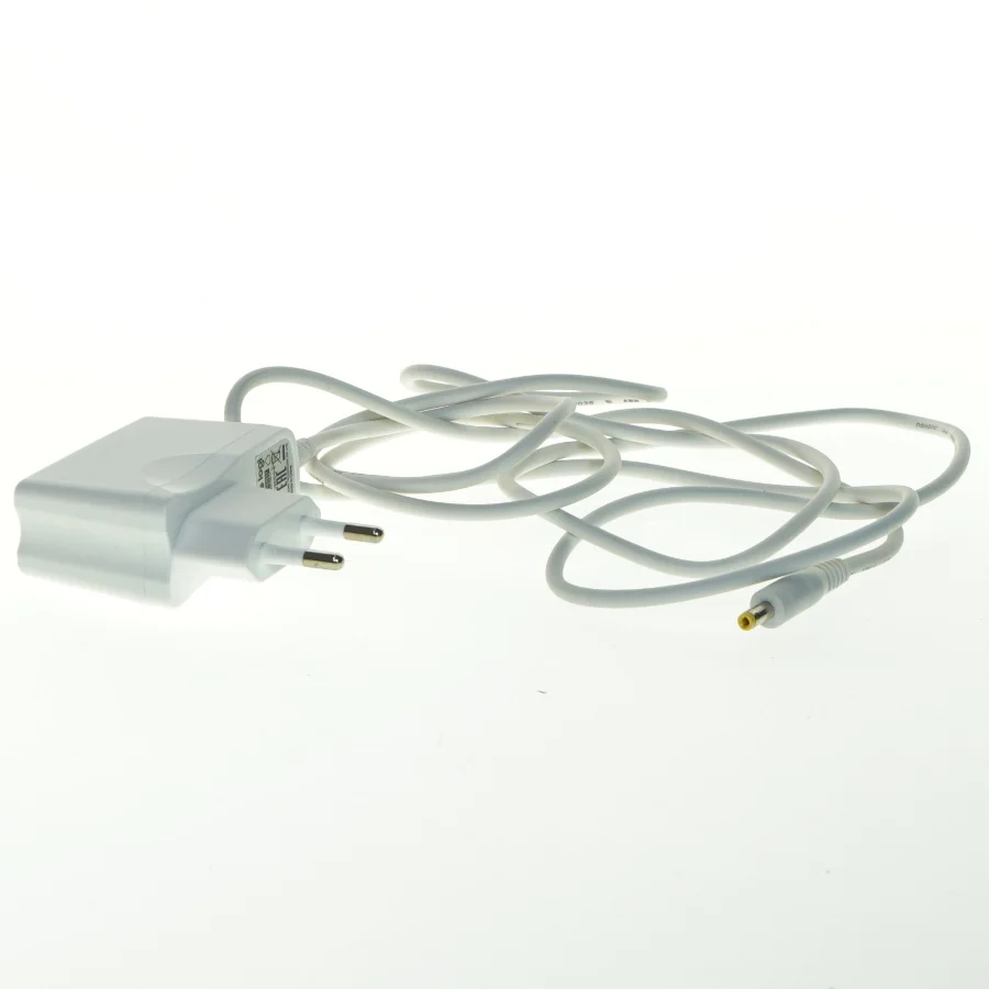 Oplader med tyndt rundt stik fra Logi (str. 180 cm)