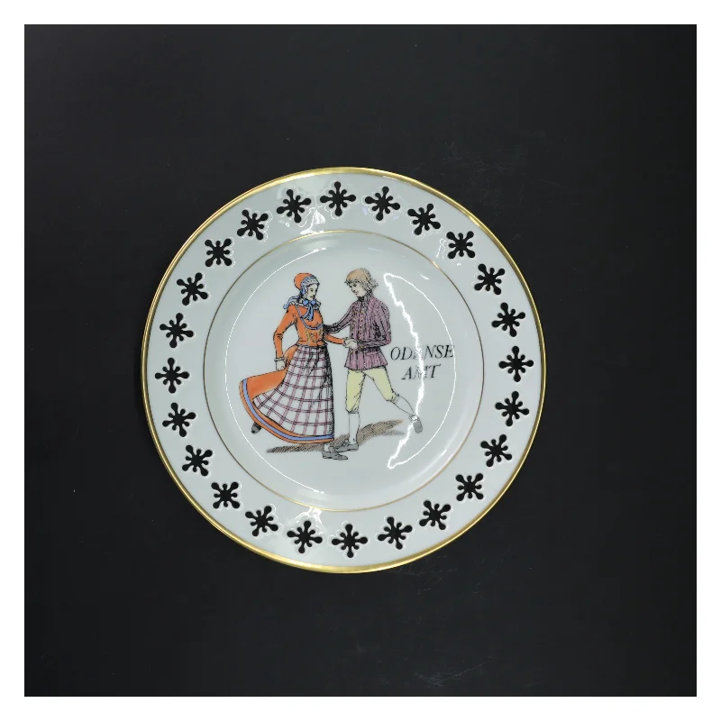 Dekorativ tallerken med danske folkedansere fra Bing Og Grøndal (str. Ø 22 cm)