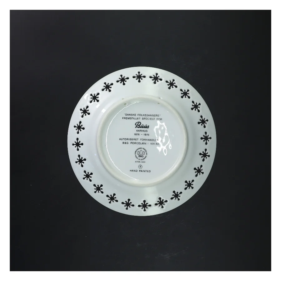 Porcelænsfad med dansepar motiv fra Bing & Grøndahl (str. Ø 22 cm)
