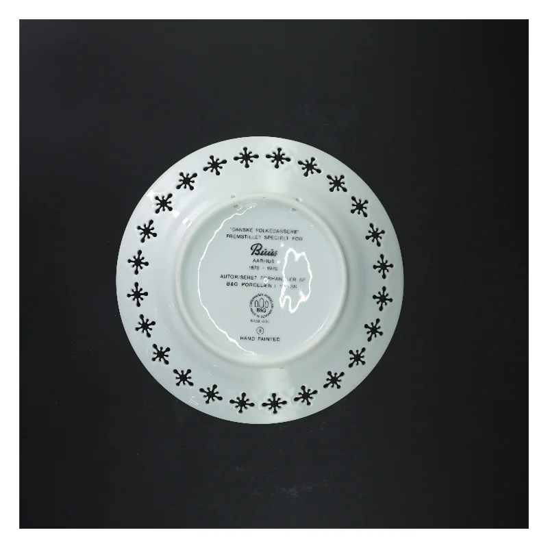 Porcelænstallerken med dansk folkedansmotiv fra Bing Og Grøndal (str. Ø 22 cm)