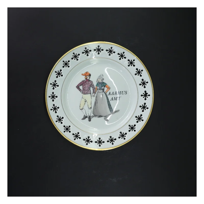 Dekorativ tallerken med dansk folkedans motiv fra B&G Porcelæn (str. Ø 22 cm)