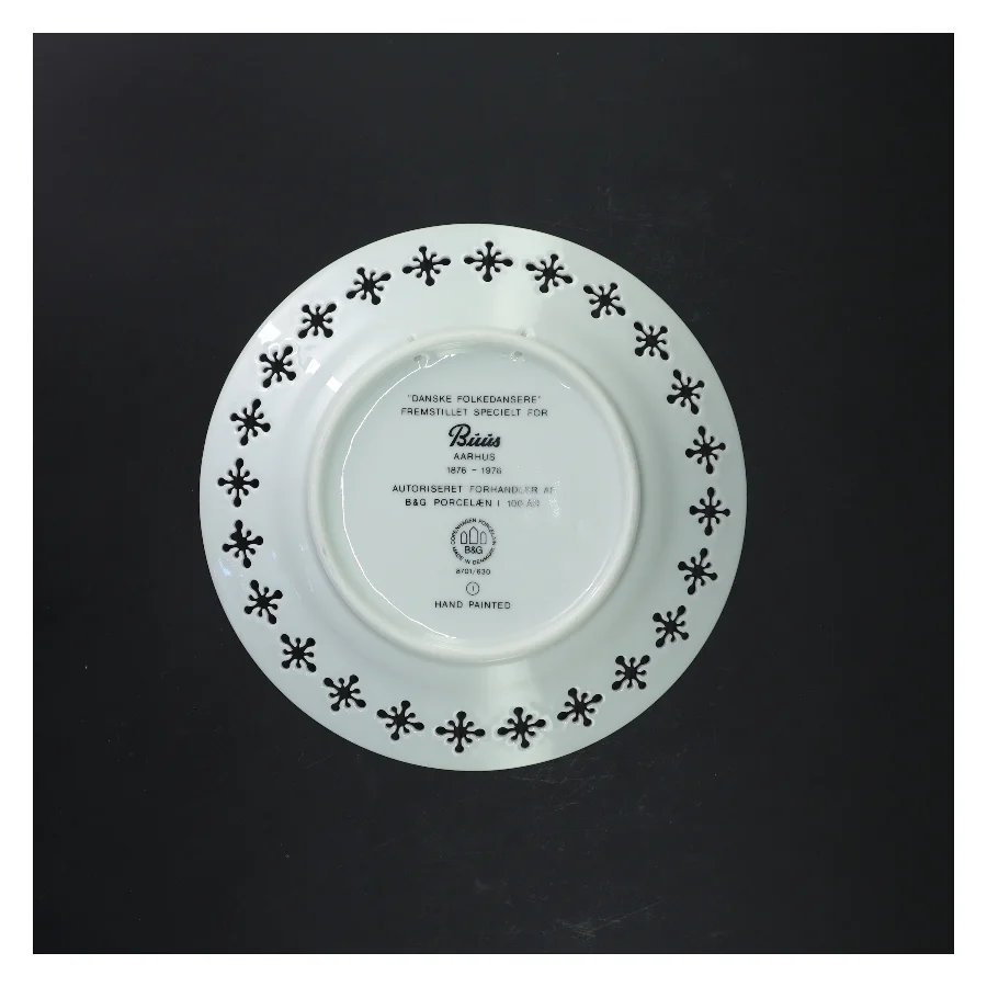 Dekorativ tallerken med dansk folkedans motiv fra B&G Porcelæn (str. Ø 22 cm)