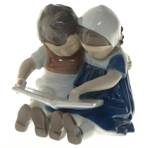 Lille porcelænsfigur af børn der læser fra B&G (str. 10 cm)