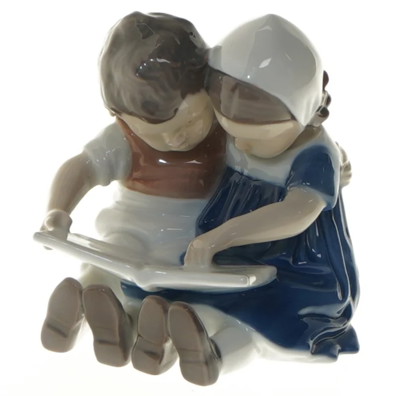 Lille porcelænsfigur af børn der læser fra B&G (str. 10 cm)