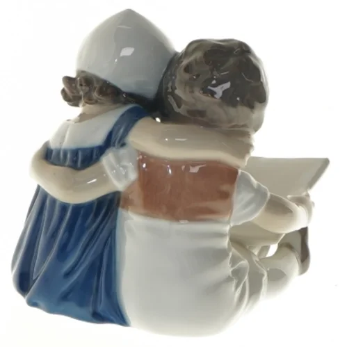 Lille porcelænsfigur af børn der læser fra B&G (str. 10 cm)