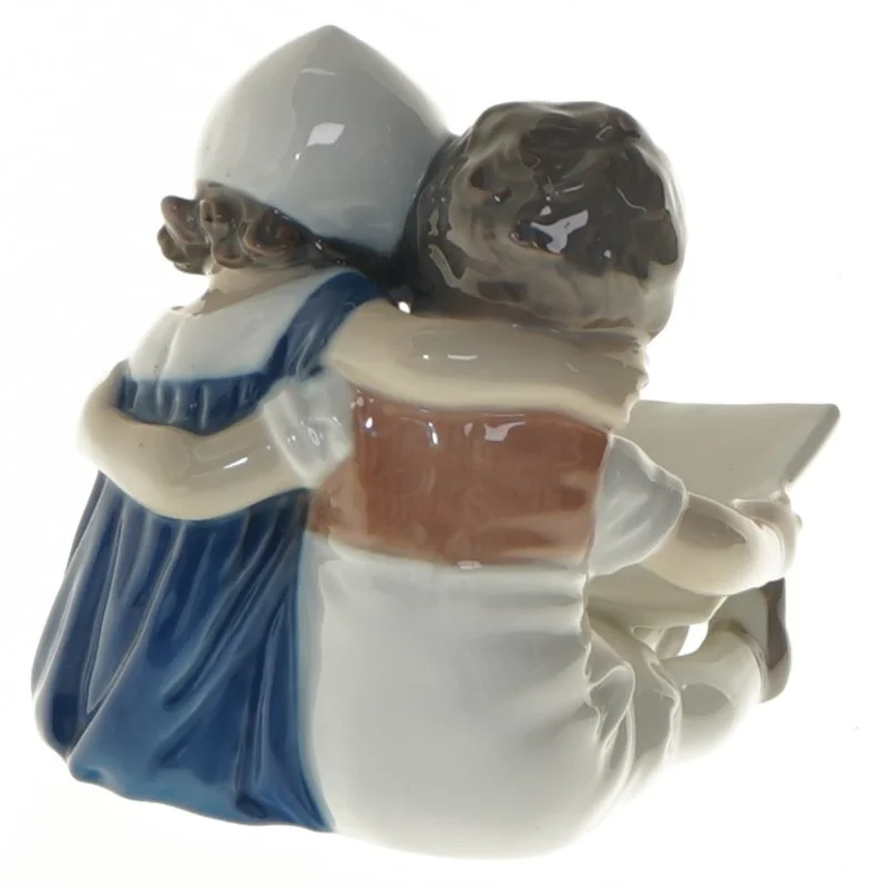Lille porcelænsfigur af børn der læser fra B&G (str. 10 cm)