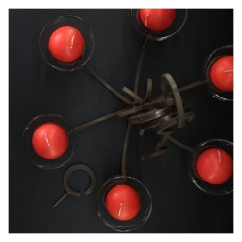 Lysestage med glaskopper og røde kuglelys