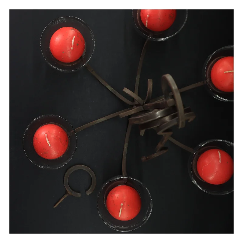 Lysestage med glaskopper og røde kuglelys