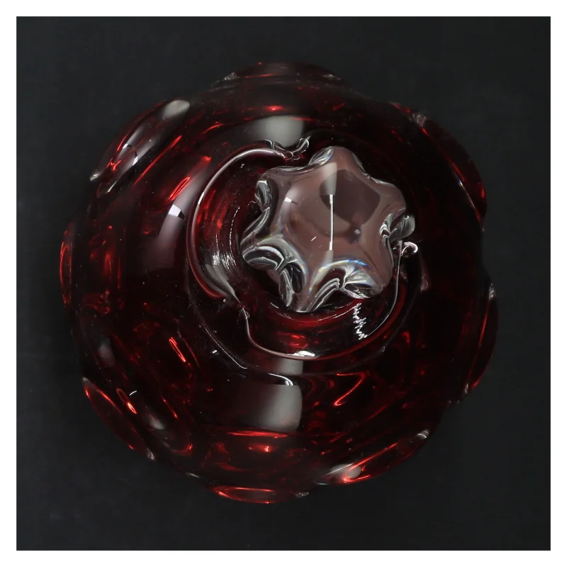 Rød glasflaske med prop fra Aseda af Bo Borgstrøm