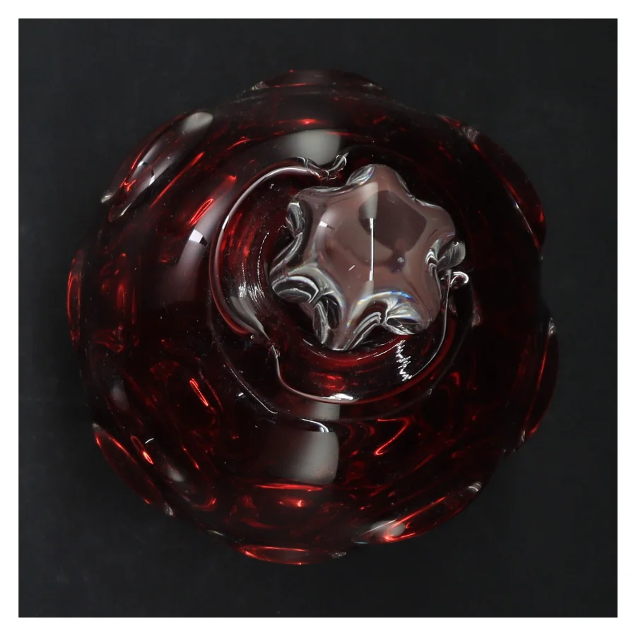 Rød glasflaske med prop fra Aseda af Bo Borgstrøm