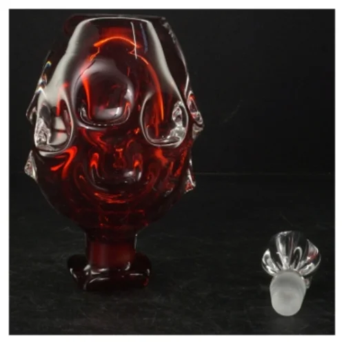 Rød glasflaske med prop fra Aseda af Bo Borgstrøm