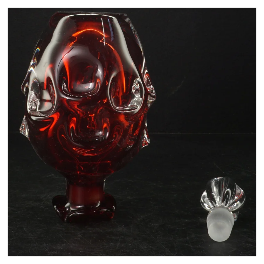 Rød glasflaske med prop fra Aseda af Bo Borgstrøm