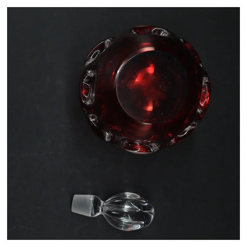 Rød glasflaske med prop fra Aseda af Bo Borgstrøm