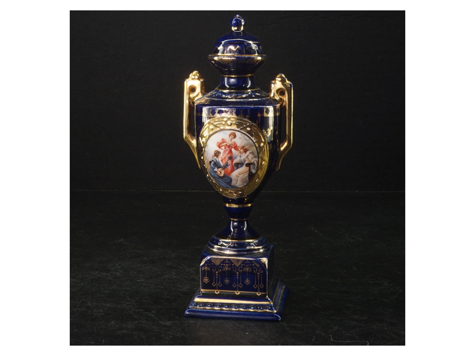 Porcelænsvase med gulddetaljer og motiver (str. 20 cm)