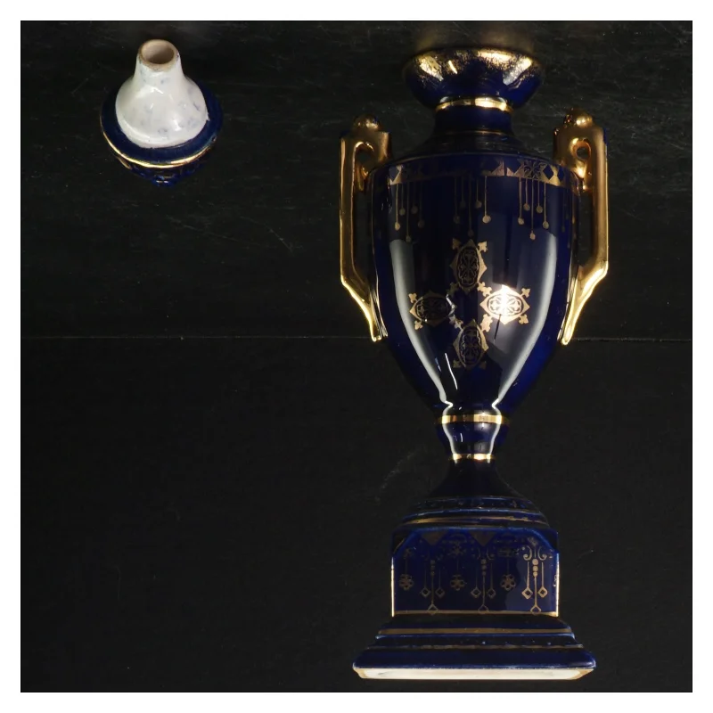 Porcelænsvase med gulddetaljer og motiver (str. 20 cm)