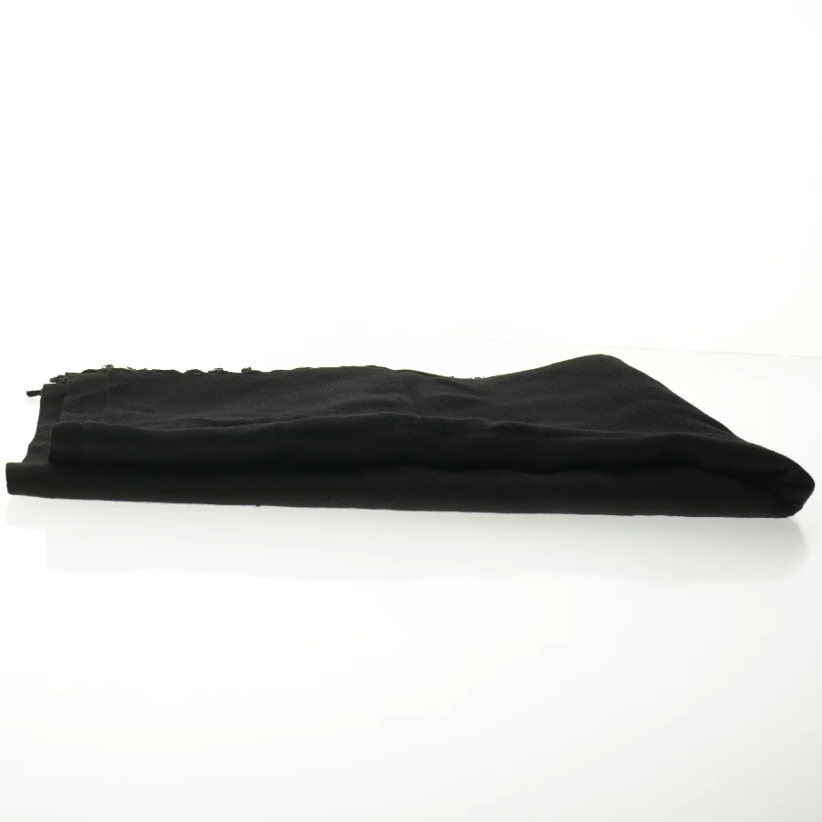 Sort tørklæde med frynser (str. 70 x 180 cm)