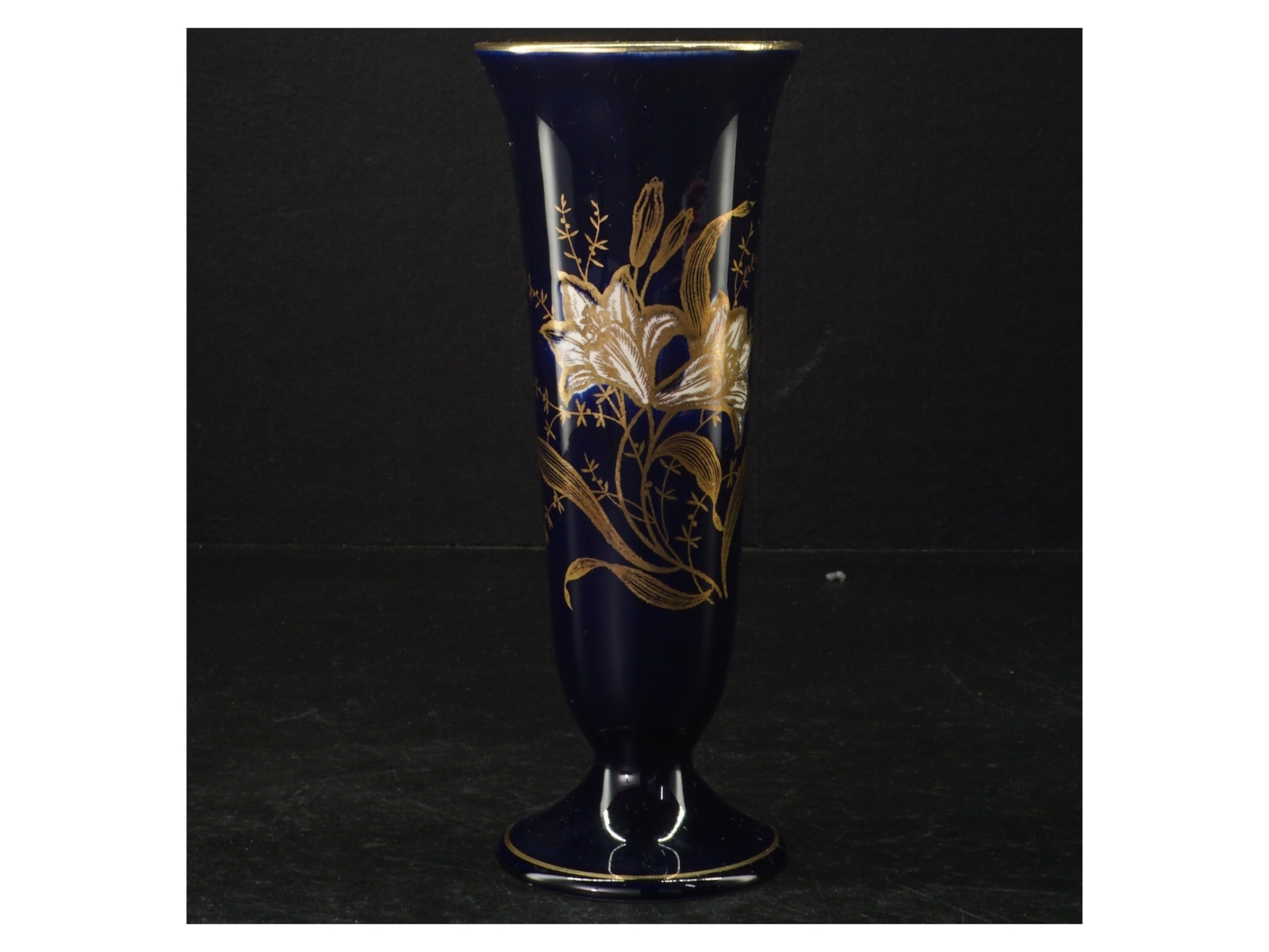 Porcelænsvase med guldmotiv (str. 18 cm)