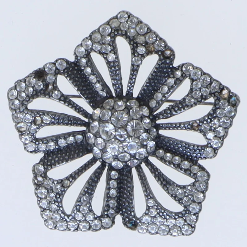 Blomstermønster broche med klare sten (str. 5,5 cm)