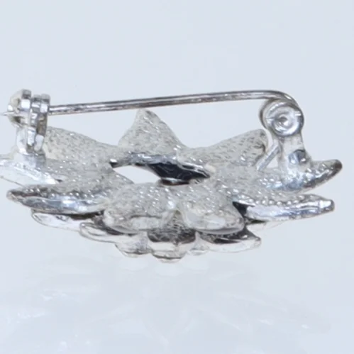 Blomstformet broche i sort (str. 3,5 cm)