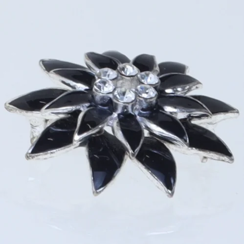 Blomstformet broche i sort (str. 3,5 cm)